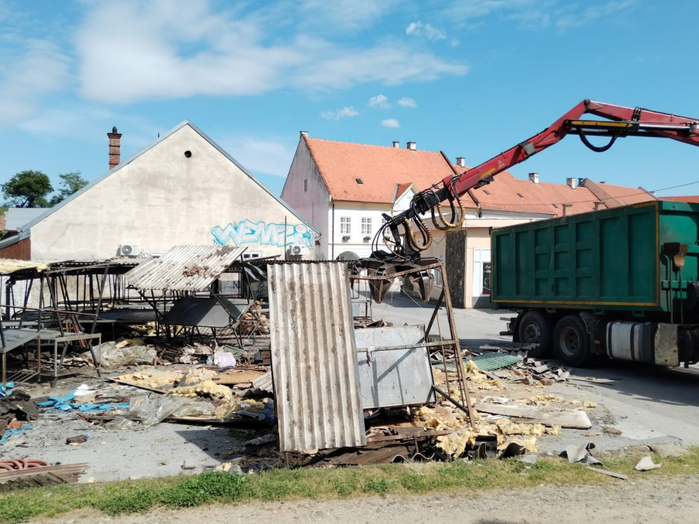 Počelo uklanjanje stare tržnice – Požega ulazi u novu fazu uređenja povijesne jezgre